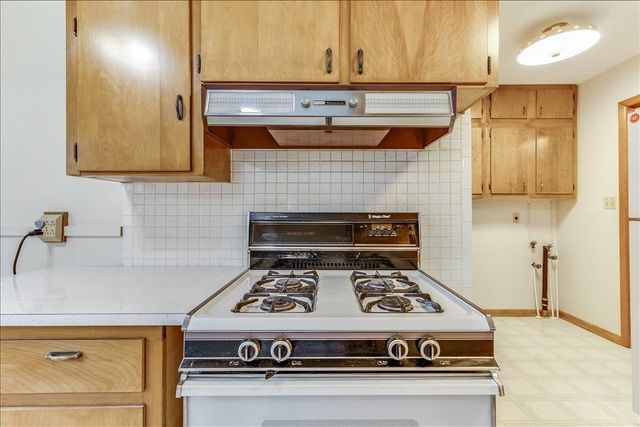 901 N El Paso Dr, Derby, KS 67037