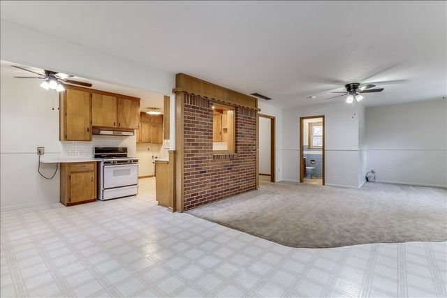 901 N El Paso Dr, Derby, KS 67037