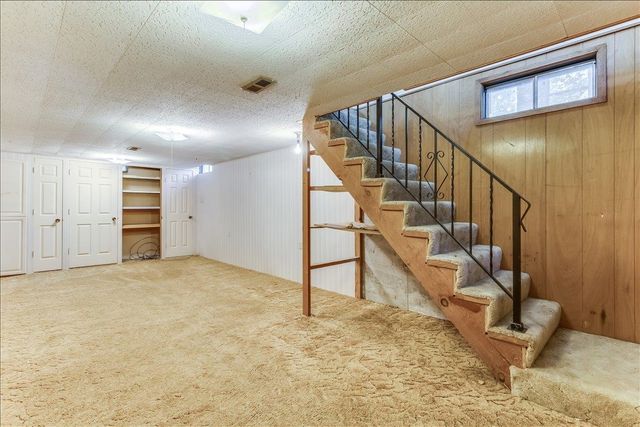901 N El Paso Dr, Derby, KS 67037