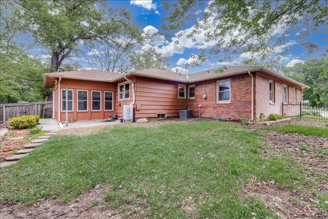 901 N El Paso Dr, Derby, KS 67037
