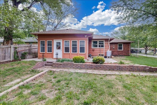 901 N El Paso Dr, Derby, KS 67037