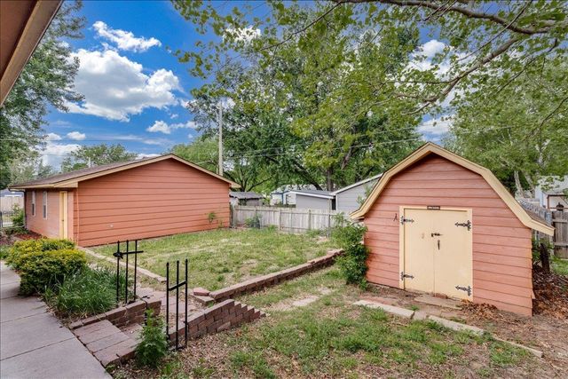 901 N El Paso Dr, Derby, KS 67037