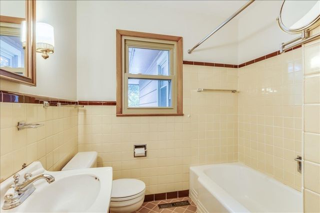901 N El Paso Dr, Derby, KS 67037