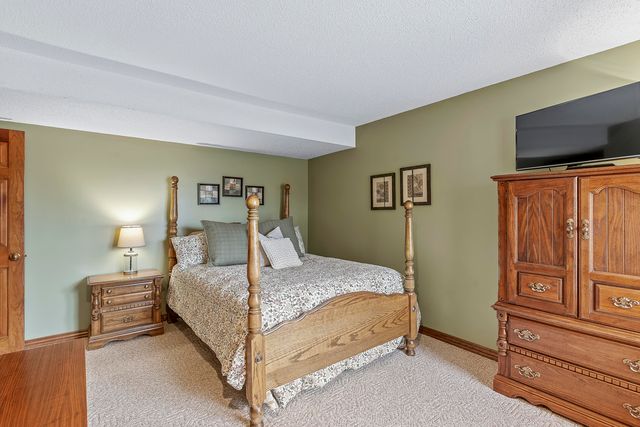 4890 S Wellington Drive, Springfield, MO 65810