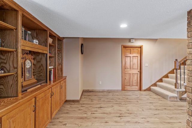 4890 S Wellington Drive, Springfield, MO 65810