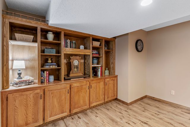 4890 S Wellington Drive, Springfield, MO 65810