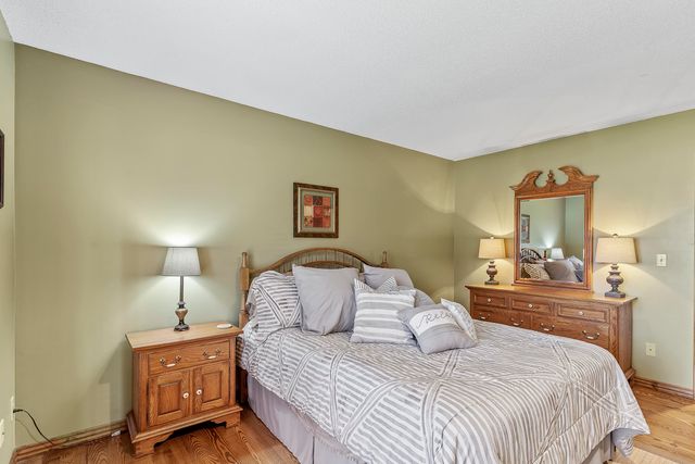 4890 S Wellington Drive, Springfield, MO 65810