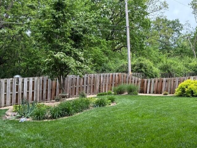 4890 S Wellington Drive, Springfield, MO 65810