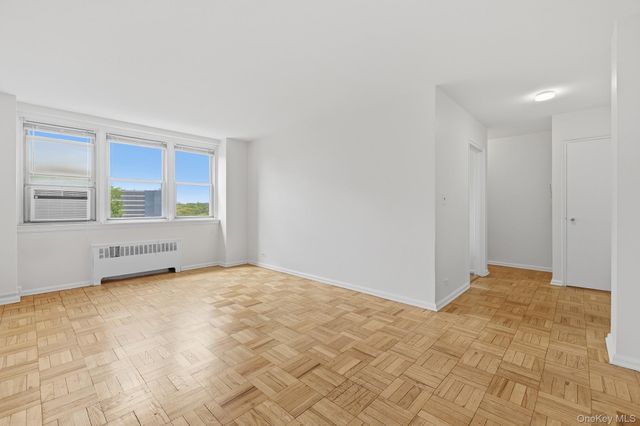 25 Knolls Crescent 4M, Bronx, NY 10463