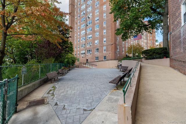 25 Knolls Crescent 4M, Bronx, NY 10463