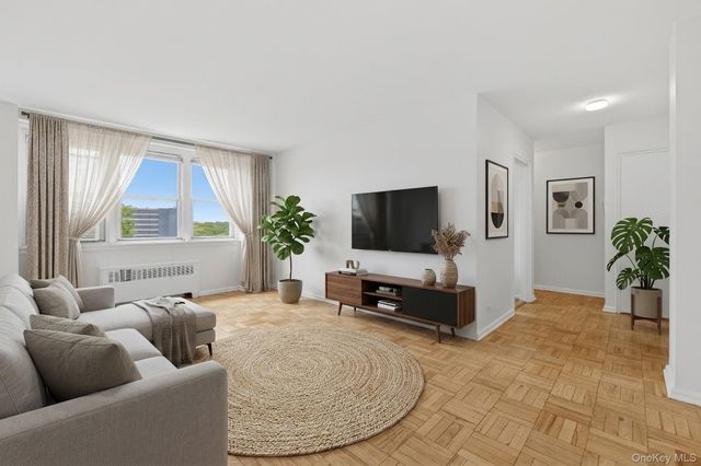 25 Knolls Crescent 4M, Bronx, NY 10463