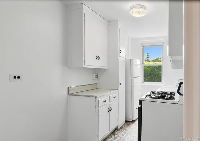 25 Knolls Crescent 4M, Bronx, NY 10463