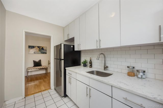 100-25 queens blvd 6AA, Forest Hills, NY 11375