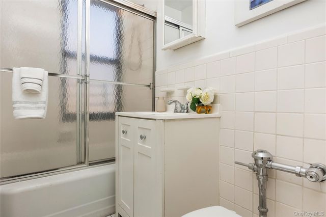 100-25 queens blvd 6AA, Forest Hills, NY 11375