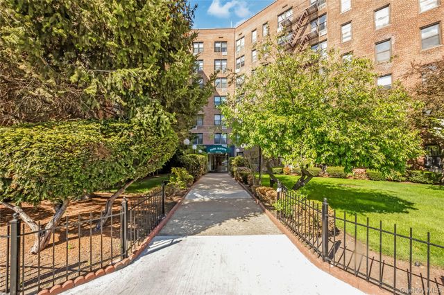 100-25 queens blvd 6AA, Forest Hills, NY 11375