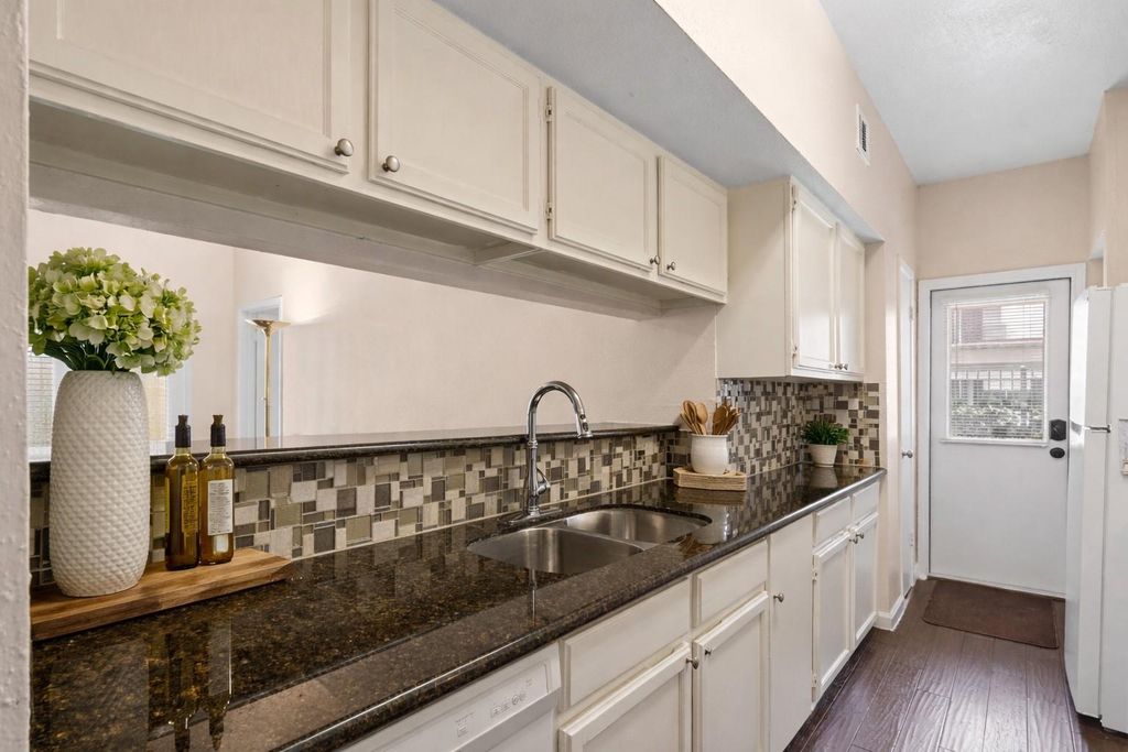 2425 Augusta Drive 23, Houston, TX 77057