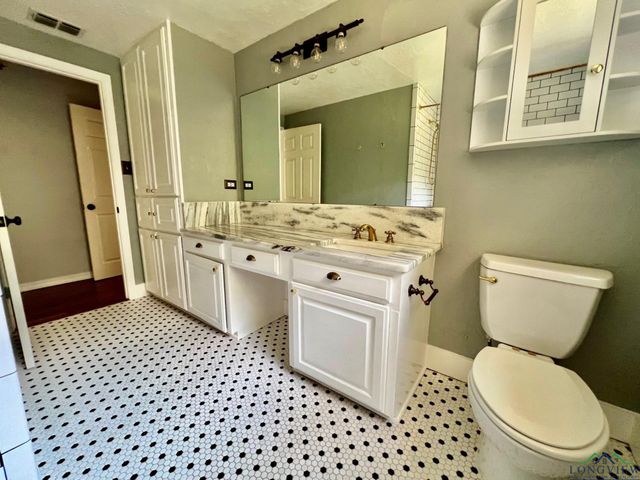 1104 Le Duke Blvd., Longview, TX 75601