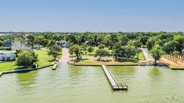 1821 E Winn Street, Kemah, TX 77565