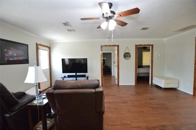 1821 E Winn Street, Kemah, TX 77565
