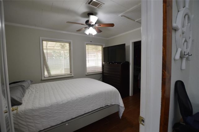 1821 E Winn Street, Kemah, TX 77565