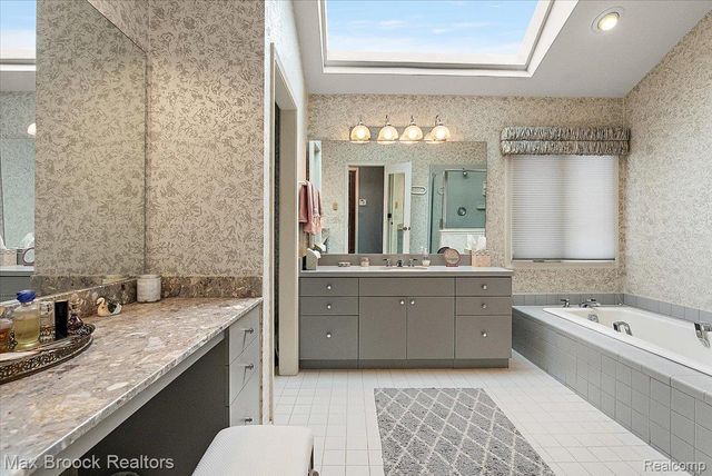 654 Deauville Lane Lane, Bloomfield Charter Township, MI 48304