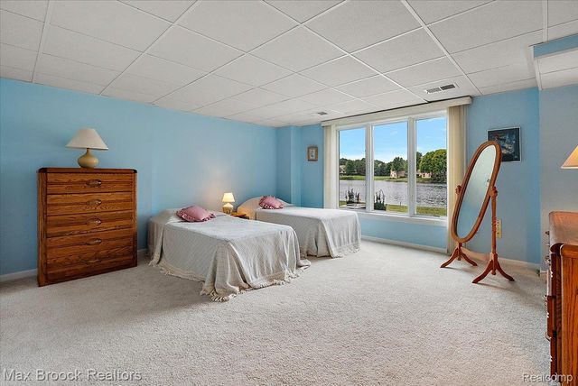 654 Deauville Lane Lane, Bloomfield Charter Township, MI 48304