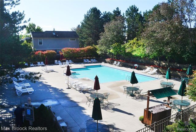 654 Deauville Lane Lane, Bloomfield Charter Township, MI 48304