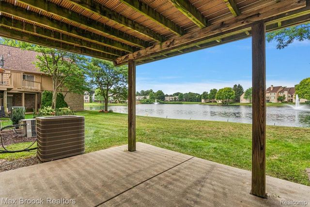 654 Deauville Lane Lane, Bloomfield Charter Township, MI 48304