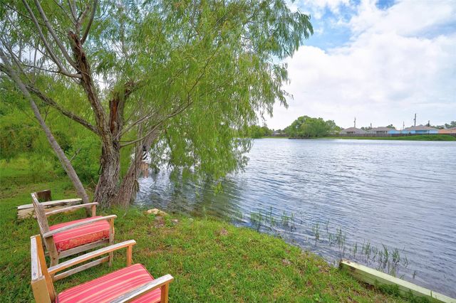 2734 Avenue D, Dickinson, TX 77539