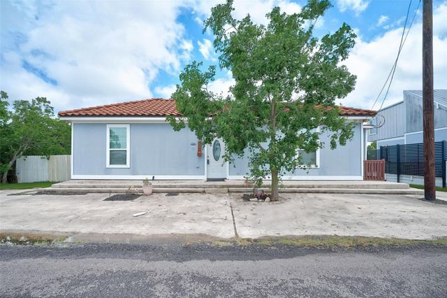 2734 Avenue D, Dickinson, TX 77539