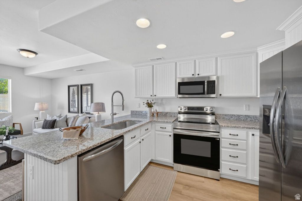 Image 6 of property listing at 213 S TAMARAK CIR, Lehi, UT 84043