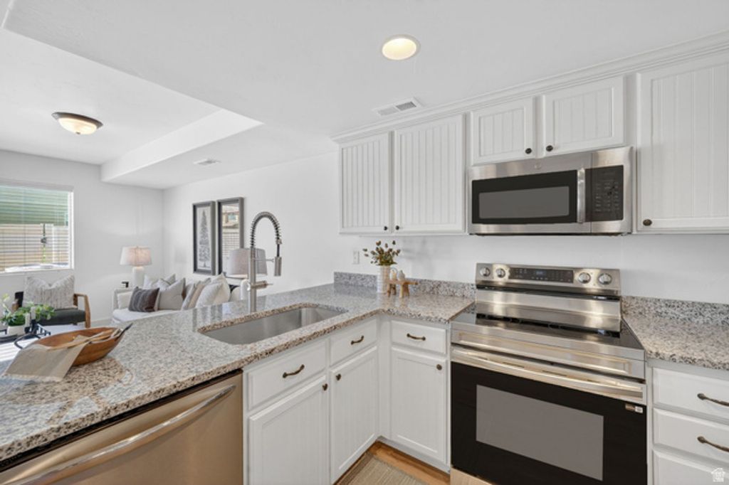 Image 7 of property listing at 213 S TAMARAK CIR, Lehi, UT 84043