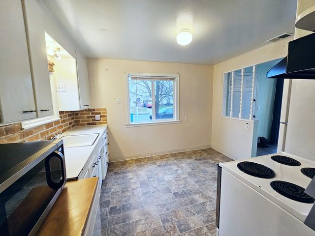 1024 E Queen Ave, Spokane, WA 99207