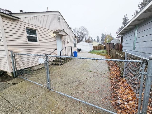 1024 E Queen Ave, Spokane, WA 99207