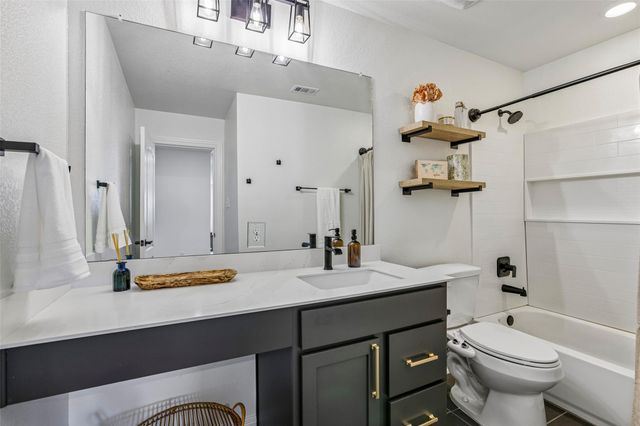 305 Kat Garnet DR, Kyle, TX 78640