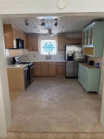 729 NE 2nd Ct, Hallandale Beach, FL 33009