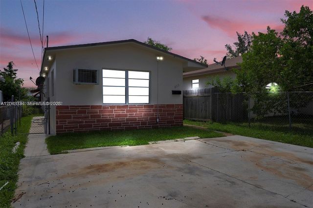 805 NW 3rd Ter, Hallandale Beach, FL 33009