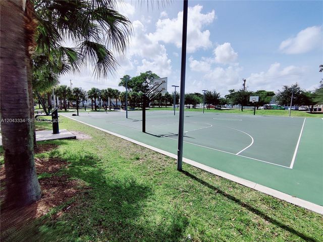 805 NW 3rd Ter, Hallandale Beach, FL 33009