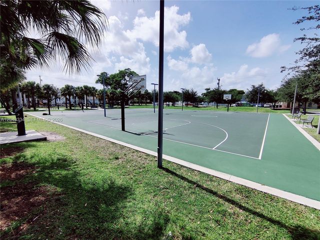 805 NW 3rd Ter, Hallandale Beach, FL 33009