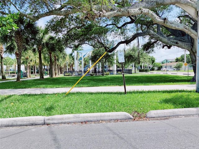 805 NW 3rd Ter, Hallandale Beach, FL 33009