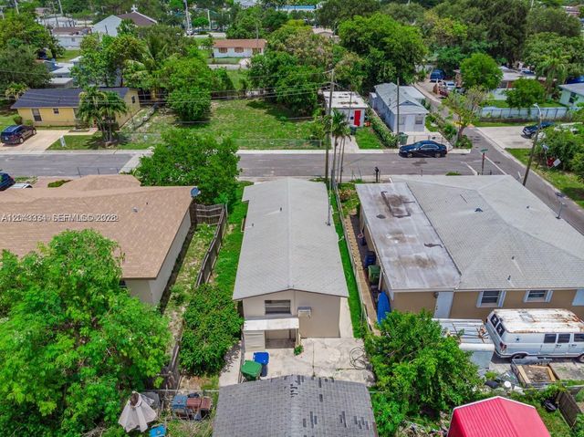 805 NW 3rd Ter, Hallandale Beach, FL 33009
