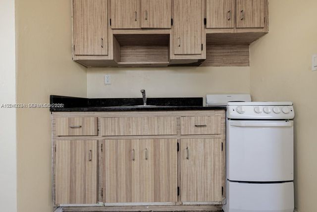 805 NW 3rd Ter, Hallandale Beach, FL 33009