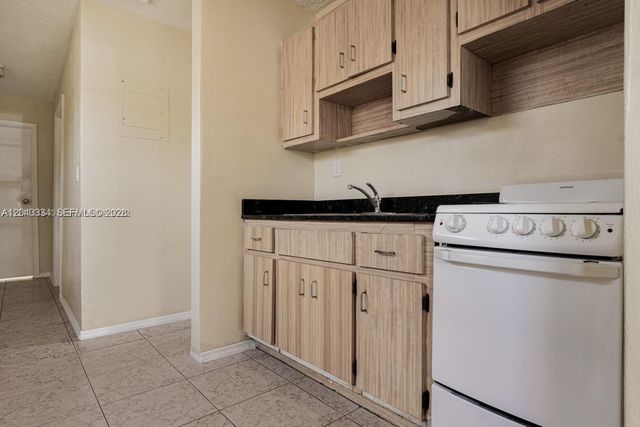 805 NW 3rd Ter, Hallandale Beach, FL 33009