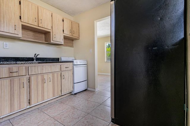 805 NW 3rd Ter, Hallandale Beach, FL 33009