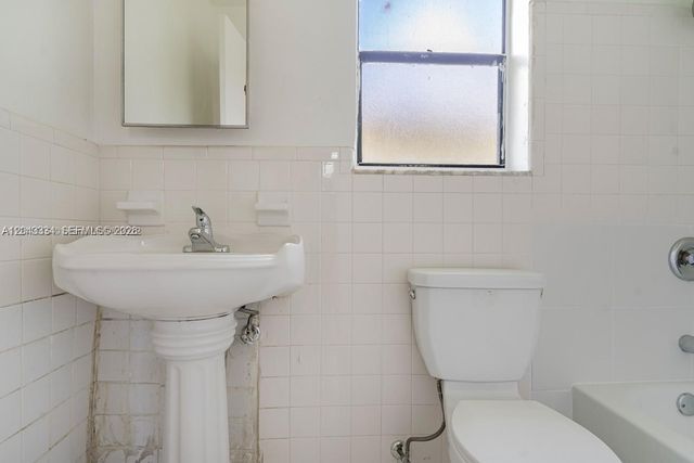 805 NW 3rd Ter, Hallandale Beach, FL 33009