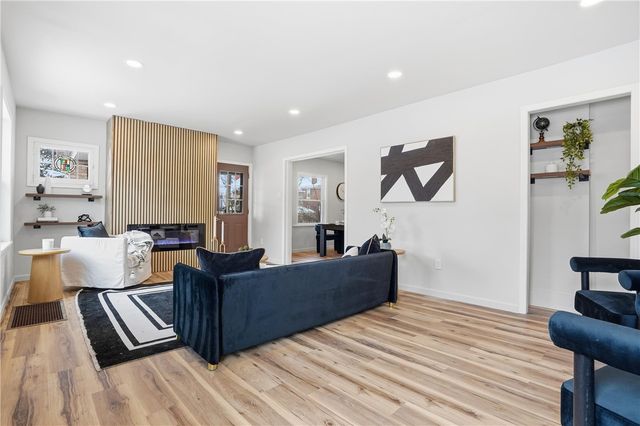 469 Kenmont Ave, Mt Lebanon, PA 15228