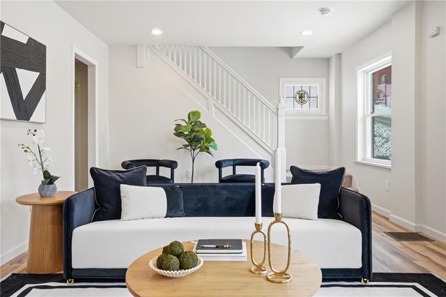 469 Kenmont Ave, Mt Lebanon, PA 15228