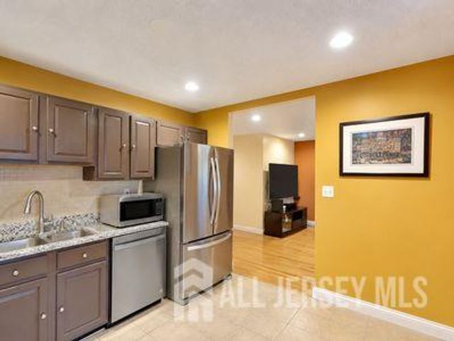 31 Edinburgh Court, Edison, NJ 08820