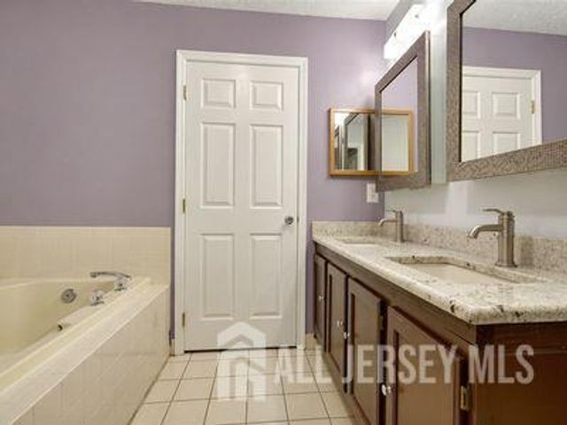 31 Edinburgh Court, Edison, NJ 08820