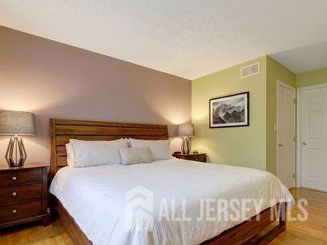 31 Edinburgh Court, Edison, NJ 08820